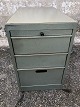 Arkivskab med skuffer
metal
675 kr