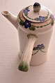 Kännchen mit 
Seitengriff, 
Aluminia 
handbemalte 
Fayance mit 
Blumenmotiv, 
Viole Deknr. 
625. Schöne ...