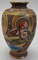 Satsuma Vase, 
Japan, ca. 
1900. Signiert. 
Polychromie mit 
Vergoldung. H:. 
9,5 cm.