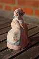 Hjorth Figur aus L. Hjorth Keramik Bornholm, Dänemark. Schön Figur von Frau auf Stuhl im ...