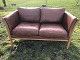 2-Sitzer-Sofa aus Leder und hellem Buchenholz. Länge 143 cm, Tiefe 77 cm.