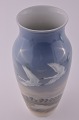 Royal Copenhagen Porzellan Vase dekoriert mit Schwänen nr, 1955-137. Höhe 31,5 cm. Tadelloser ...