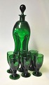 Grüne flasche mit 6 Gläsern. Dänemark des 20. Jahrhunderts. Flaschenhöhe: 27 cm. Glashöhe: 8 ...