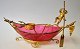 Böhmisches Glas Boot in Form von ein venezianische Gondel, ca.1900. Himbeere farbiges Glas mit ...