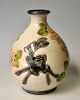 Kleine Humlebæk Vase, Dänemark des 20. Jahrhunderts. Rot ton mit Glasuren mit Motiv in ...