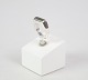 Mother-of-pearl 
ring in size 52 
from around the 
1970s.
Measurements 
in cm: Dia:2

