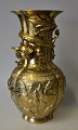 Chinesische 
Bronzevase, 20. 
Jh. Top 
verziert mit 
b&ouml;sartigem 
Drachen. Korpus 
reich verziert 
...