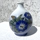 Royal 
Copenhagen, 
Jugendstilvase 
mit 
mameluförmigen 
Blumen, 18 cm 
hoch, 13 cm im 
Durchmesser, 1. 
...