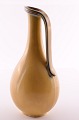 Imponerende Vase / Krug aus glasiertem Steingut. Rustikke Glasur in Gelbtönen mit Weiß und Blau. ...