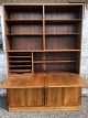 Bücherregal mit 
Schreibklappe 
und 
Unterschränken 
in 
Palisanderfurnier 
aus den 1960er 
Jahren. ...