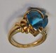 14 Karat Goldring mit blauem Topas und 4 kleinen Diamanten, 20. Jh. Gestempelt: 585. Größe: ...