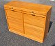 Jalousieschrank 
im dänischen 
Design aus 
heller Eiche, 
20. Jh. Ein 
Teil mit 
Regalen, der 
andere. ...