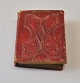 Miniatur-Fotoalbum aus rotem Leder, Dänemark des 19. Jahrhunderts. Enthält Miniaturfotografien ...