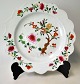 Chinesischer 
Famille-Rose-
Teller, 19. Jh. 
Mit 
Blumen-Emaille-
Dekor. 
Wellenrand. 
Durchmesser: 23 
...