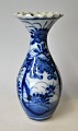 Arita Vase, Japan, 19. Jh. Blau mit Blumen bemalt. Mit gerüschtem Rand. H.: 19,5 cm.
