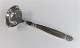 Georg Jensen. 
Silberbesteck. 
Sterling (925). 
Königin. 
Saucenlöffel 
mit Stahl. 
Länge 19 cm.