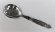 Georg Jensen. 
Silber (925). 
Königin. 
Servierlöffel 
mit Stahl. 
Länge 20 cm.