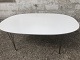 Super-Ellipse-Tisch aus weißem Laminat mit Metallkante und Spannbeinen. Hergestellt und ...