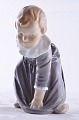 Bing & Gröndahl Porzellanfigur, kleines Mädchen im Kleid nr. 1995, Höhe 13 cm. Künstler : Adda ...
