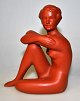 Gmunder Keramik 
sitzende Frau, 
2026. 
Österreich. 
Gestempelt. 
Gemalte 
Rottöne. Höhe.: 
12 cm.