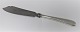Michelsen. Ida. 
Kuchenmesser. 
Entwurf: Ole 
Hagen. Sterling 
(925). Länge 
29,5 cm.
