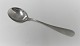 Michelsen. Ida. 
Zuckerlöffel. 
Entwurf: Ole 
Hagen. Sterling 
(925). Länge 
14,1 cm.