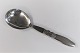 Georg Jensen. 
Cactus. 
Servierlöffel 
mit Stahl. 
Sterling (925). 
Länge 23 cm.