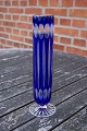 Böhmisches 
Glas. Hohe und 
schlanke Vase 
in blauem Glas.
H 26cm