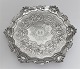 Englischer 
Salver. 
Sterling (925). 
London, 
hergestellt 
1769. 
Durchmesser 22 
cm.