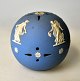 Wedgewood 
Pomander aus 
blauem 
Jaspis-Bisquit-
Porzellan, 
England des 20. 
Jahrhunderts. 
Verziert ...