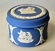 Wedgewood 
blauer 
Jaspis-Bisquit-
Porzellan-
Deckeldose, 
England des 20. 
Jahrhunderts. 
Verziert mit 
...