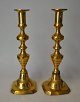 Paar englische 
Messing 
leuchter, 19. 
Jh. 
Profilierter 
Stemm mit 
Mustern. H.: 25 
cm. Ein mit ...