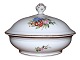 Royal 
Copenhagen
Lidded bowl 
with bouquets 
of flowers ...