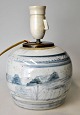 Blau/weißer chinesischer Bojan, 19. Jh. Umgebaut in eine Lampe. Mit Landschaft geschmückt. ...