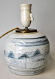 Blau/weißer 
chinesischer 
Bojan, 19. Jh. 
Umgebaut in 
eine Lampe. Mit 
Landschaft 
geschmückt. ...