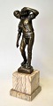 Beck, Ernst 
(1879 - 1941) 
Deutschland: 
Der 
Steinträger. 
Patinierte 
Bronze auf 
Alabastersockel.
 ...