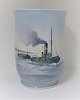 Bing & 
Gröndahl. 
Porzellanvase 
mit Motiv einen 
Schleppboot. 
Modell 
8715/460. Höhe 
21 cm. (2. 
Wahl)