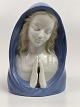 Kleine 
Porzellanbüste 
der Madonna mit 
gefalteten 
Händen im 
Gebet. Die 
Figur ist 
gestempelt WA 
...
