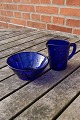 Holmegaard dänisch Kunstglas, Set Zuckerschale und Sahnekännchen aus dunkel-blau Glas. Beide ...