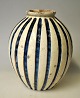 Grimstrup-Vase, 20. Jahrhundert, Næstved, Dänemark. Rottöne mit cremefarbenen und blauen ...