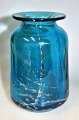 Mdina-Vase, Malta des 20. Jahrhunderts. Blaues Glas mit Intarsien. Signiert. H.: 15 cm.