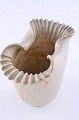 Arne Bang Vase aus Steingut. Modelliert in ovaler Form mit Rillen im Reliefmuster sandfarbene ...