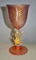 Kelch aus Muranoglas, Italien des 20. Jahrhunderts. Basis und Kelch aus klarem Glas mit rotem ...
