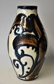 Danico-Vase, Horsens, Dänemark, 20. Jahrhundert. Modell VII a. Rotware mit Glasuren in Weiß, ...