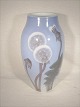 Vase mit 
Löwenzahn. 
Höhe: 25 cm. B 
& G keine 285 - 
5243 Bing & 
Gröndahl. 
Kontakt für 
Preis