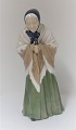 Königliches 
Kopenhagen. 
Porzellanfigur. 
Alte Dame mit 
Gesangbuch. 
Modell 892. 
Höhe 24 cm. (1 
...