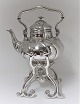 P. Hertz. 
Silberne 
Swing-Teekanne 
(830). Höhe 35 
cm. Produziert 
1922. Am 
Ständer ist 
eine ...