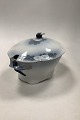 Royal 
Copenhagen 
Midsummernightsdream 
Tureen Light 
Blue No 183. 
Designed by 
Arnold Krog. 
...