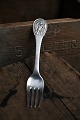 Old children's 
fork in silver 
with boy with 
hat and sword. 
(Stamped) 
L:14.3cm. 
(without 
engraving)