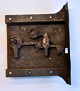 Antikes 
Truhenschloss, 
18. Jh. 
Schmiedeeisen. 
13 x 16,5 cm.
Provenienz: 
Højbjerg 
Låseservice - 
...